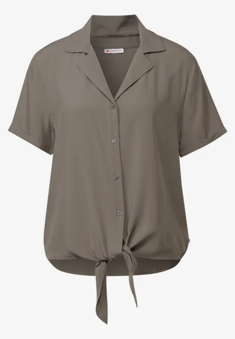 Kurzärmlige, khakifarbene Bluse mit Knopfleiste und Knoten vorne.
